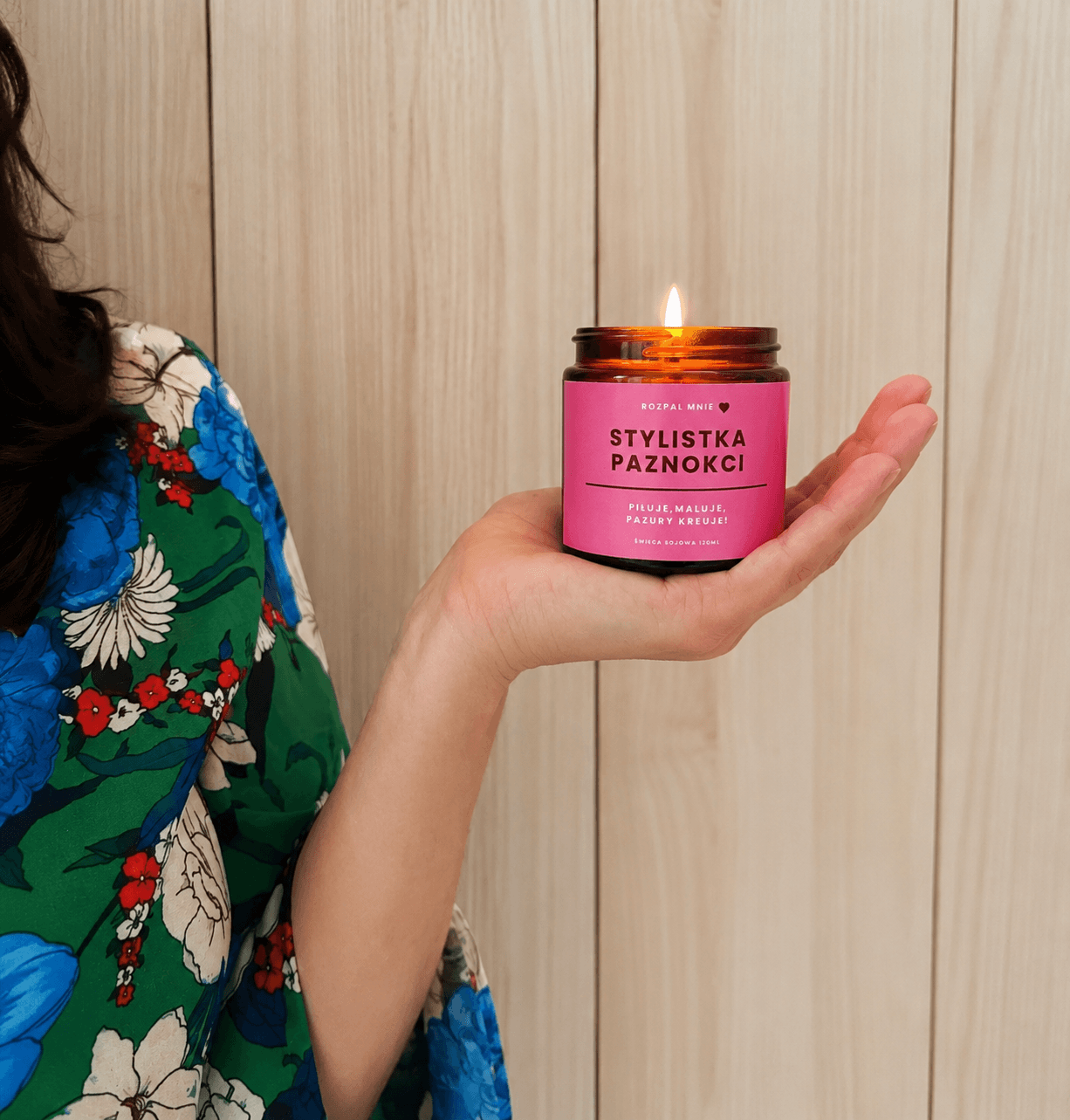 Personalizowana świeca sojowa dla stylistki paznokci - pomysł na prezent dla kobiety z branży beauty