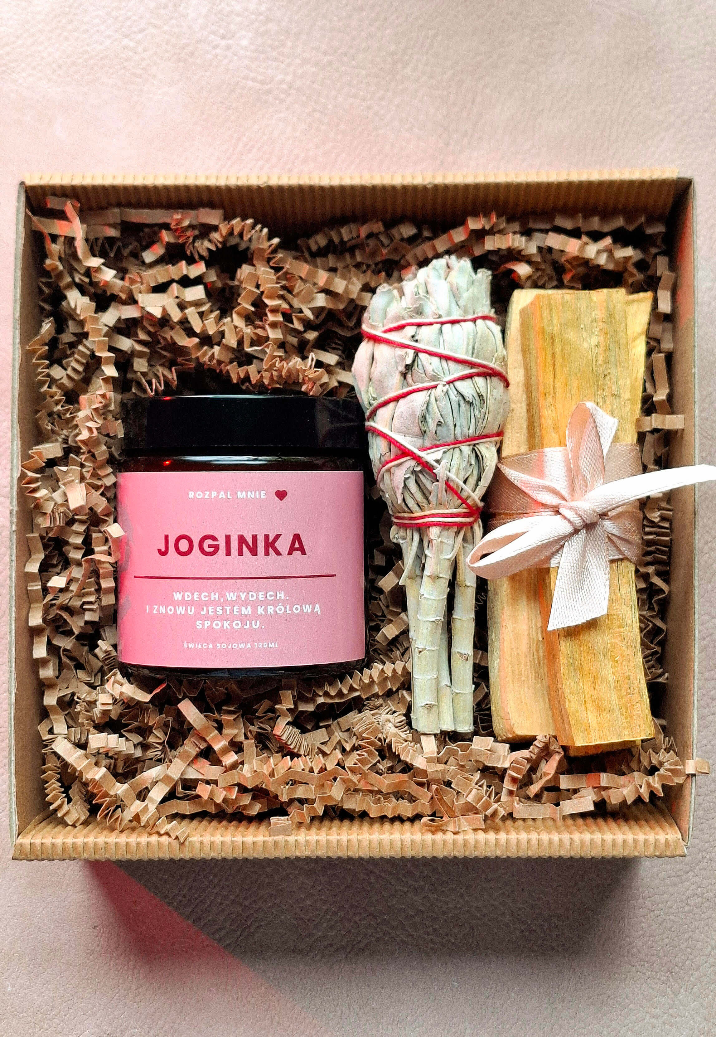 Prezent dla joginki świeczka sojowa zapachowa oraz kadzidlo palo santo i biała szałwia.