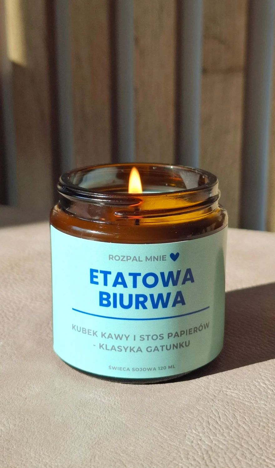 Świeca sojowa w szkle Etatowa Biurwa - prezent dla koleżanki z pracy