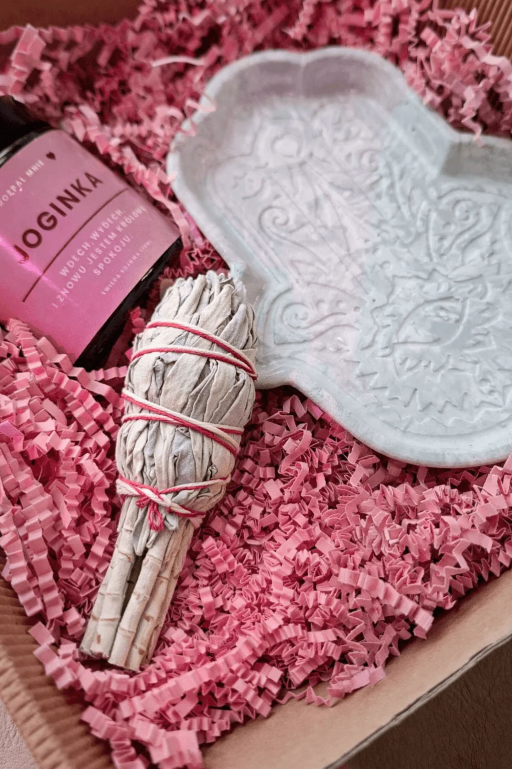 Prezent dla Joginki ze świecą sojową i białą szałwią