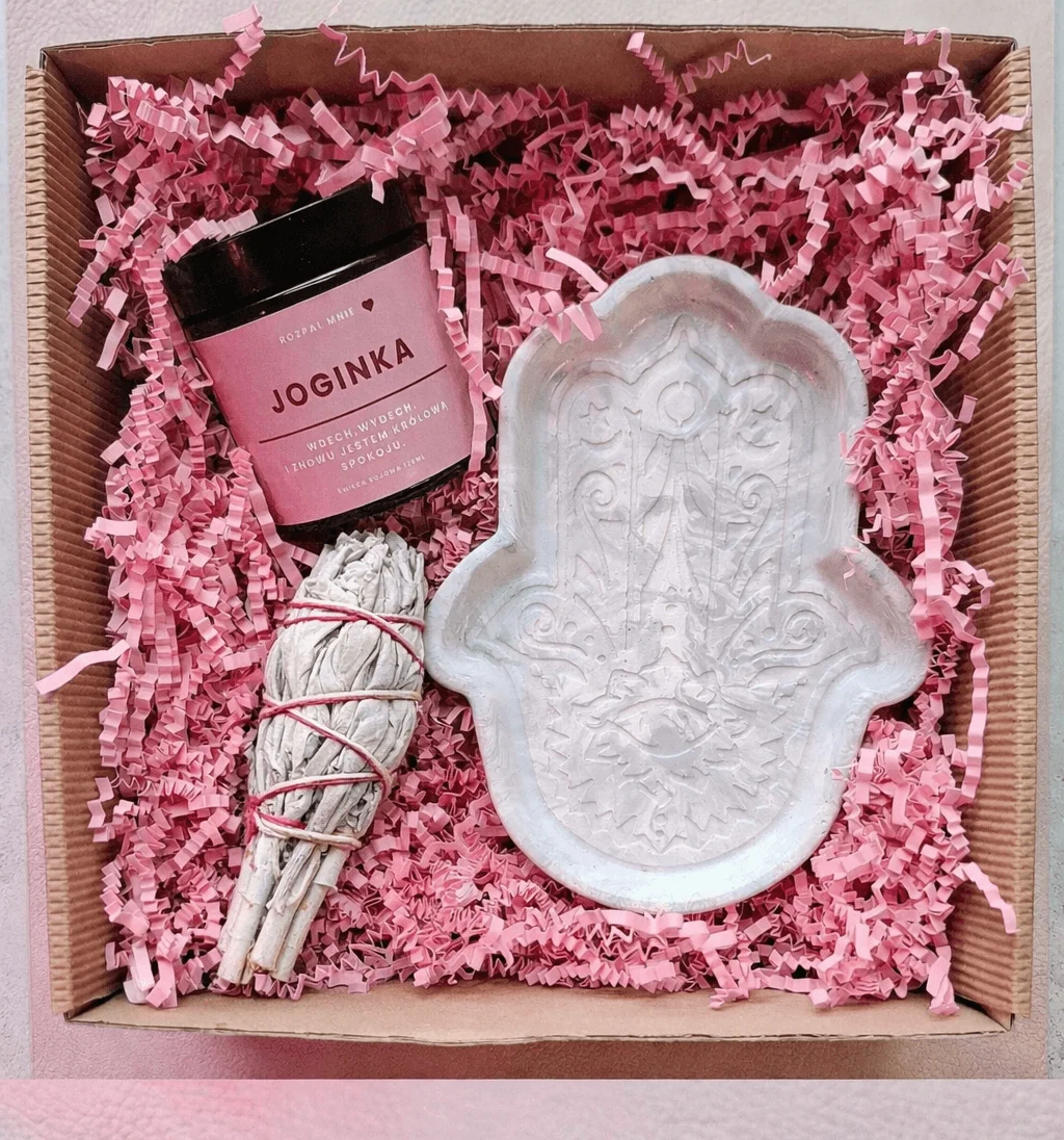 Prezent dla Joginki ze świecą sojową i białą szałwią